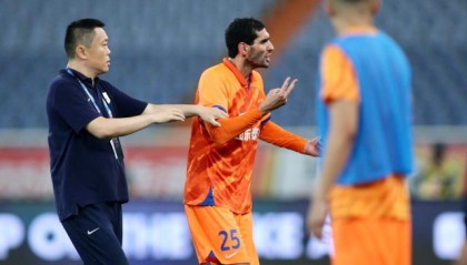 开云app官网下载二维码-又是费莱尼+主裁王哲 首轮吹泰山因漏点被停哨3场