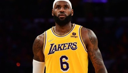 开云app官网下载问题-詹姆斯：防守需要全队努力 球队磨合不是冲麦片